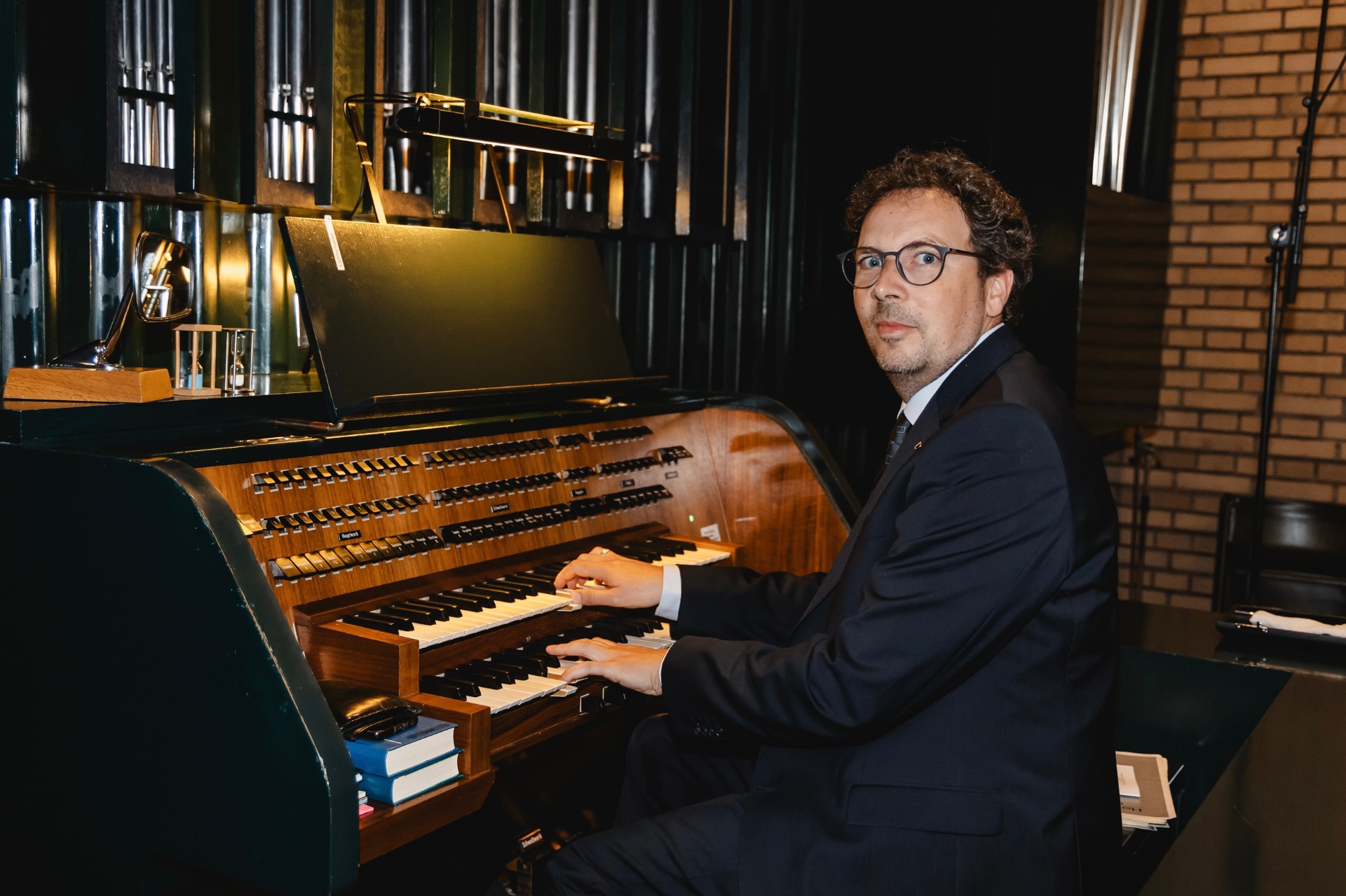 Vater wirft Sohn freudig in die Luft