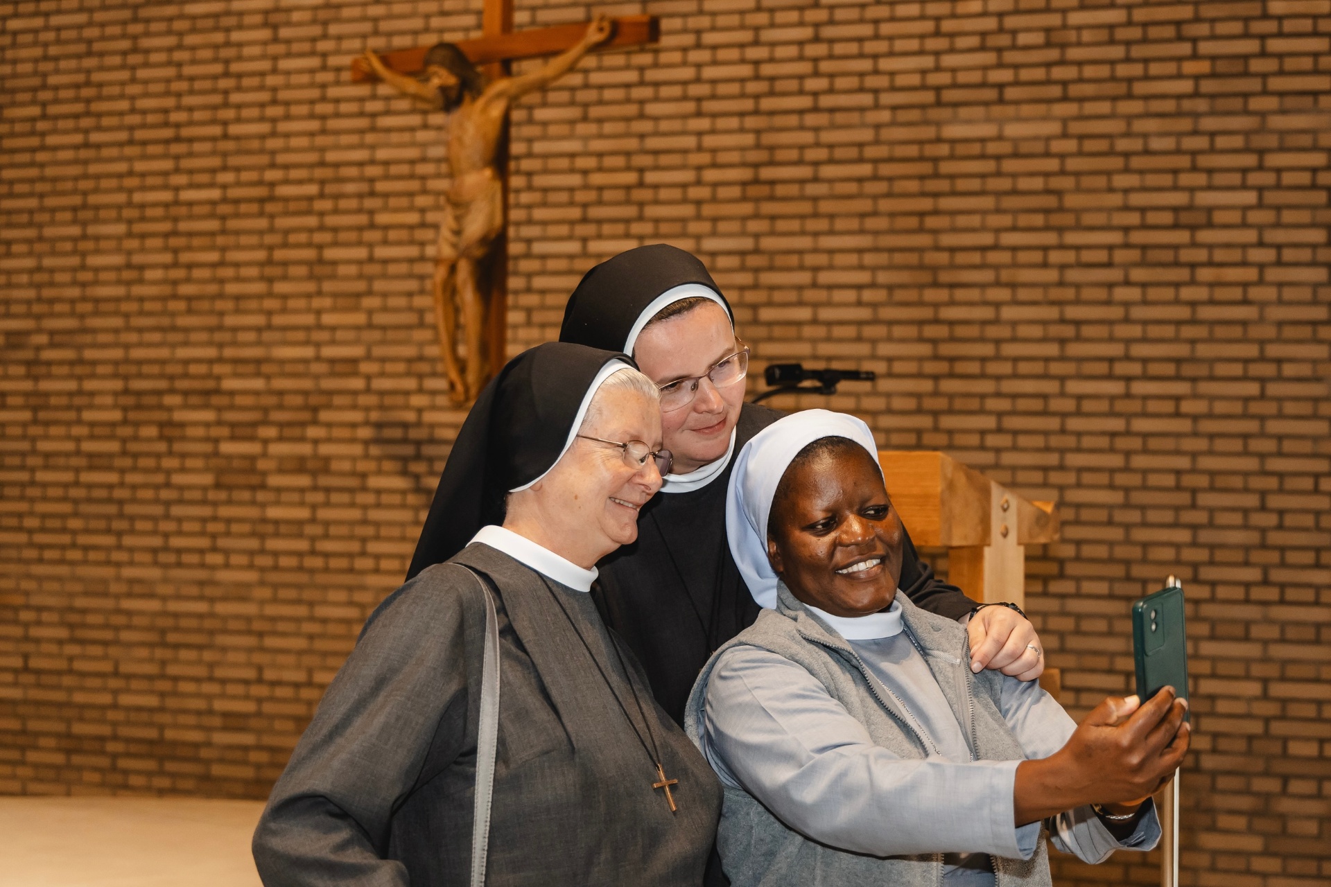 Drei Ordensschwestern bei einem fröhlichen Selfie