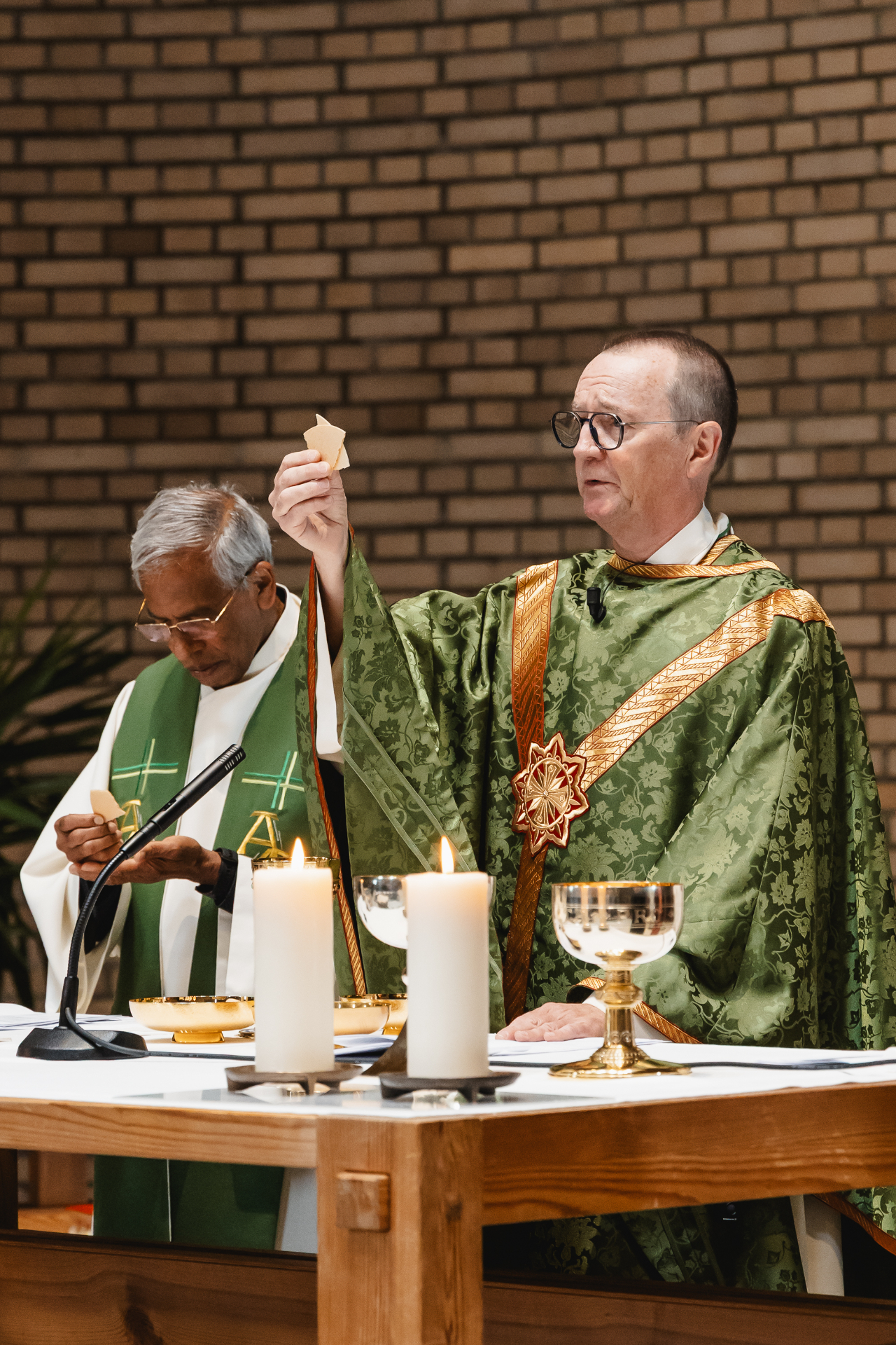 Priester bei der heiligen Messe am Altar